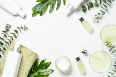 Okaliptüs kozmetik, beyaz arkaplanda spa ürünü.