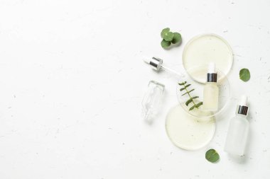 Okaliptüs kozmetik, beyaz arkaplanda spa ürünü.