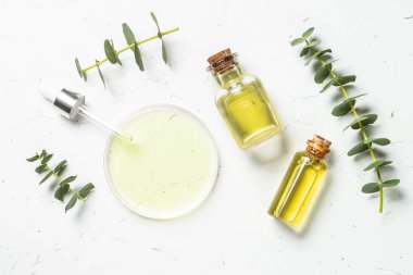 Okaliptüs kozmetik, beyaz arkaplanda spa ürünü.