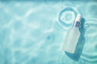 Suyun altında serum şişesi.