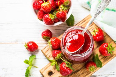 Cam kavanozda çilek reçeli