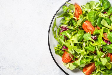 Yeşil salata, roka, kuzu ve domates..