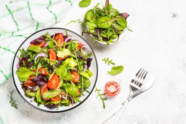 Beyaz sebzeli yeşil salata..