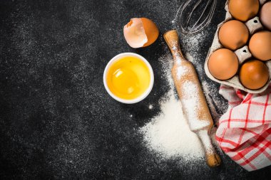 Siyahta pişirme malzemesi.