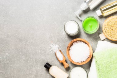 Taş masadaki spa ürün bileşimi.