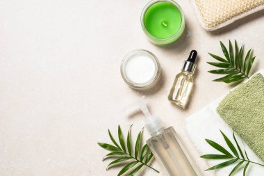 Hyaluronik asit ve hyaluronik jel taş masada..