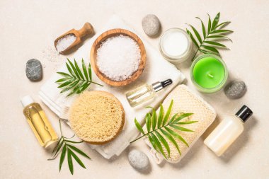 Taş masadaki spa ürün bileşimi.