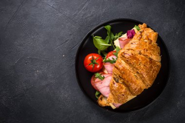 Siyah masada kruvasan sandviçi.