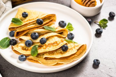 Yabanmersinli krep ve bal..