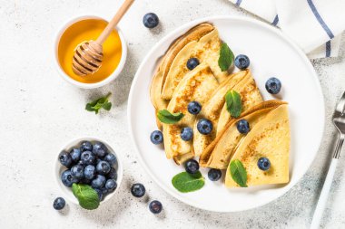 Beyaz masada yaban mersinli krep.