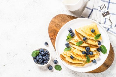 Beyaz masada yaban mersinli krep.