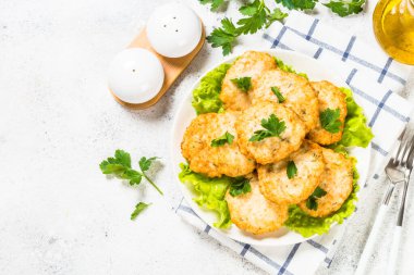 Tavuk pirzolası tabakta..