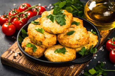 Koyu masada tavuk pirzolası.