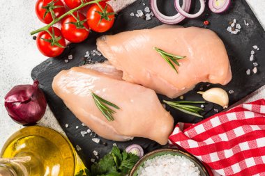Beyaz masada baharatlı tavuk filetosu..