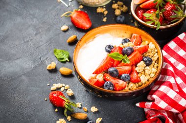 Yoğurt tanecikleri ve taze böğürtlenler..
