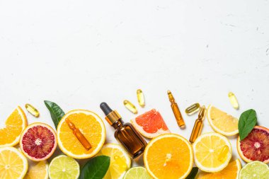 C vitamini kozmetik ürünleri ve taze narenciye meyveleri..