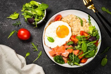 Yulaf ezmeli, somon balıklı ve salatalı tuzlu kahvaltı..