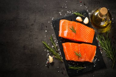 Siyah masada malzemeli somon balığı..