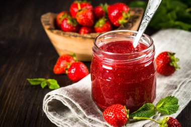 Cam kavanozda çilek reçeli.