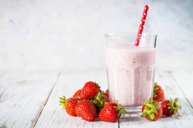Çilekli smoothie veya beyaz milkshake..