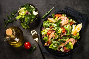 Siyah masada deniz ürünleri salatası..