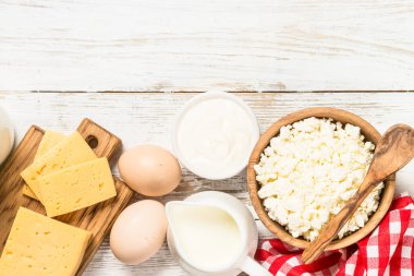 Süt ürünü beyaz ahşap masada.