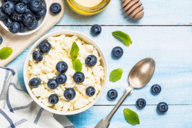 Beyaz tabakta kaymak veya süzme peynir.