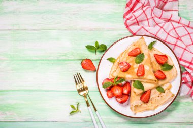 Taze çilek ve ballı krep..