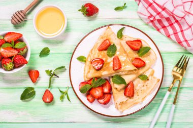 Taze çilek ve ballı krep..