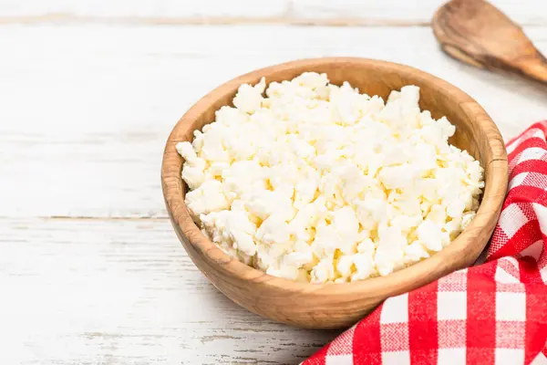 Ahşap masada peynir mi peynir mi?.