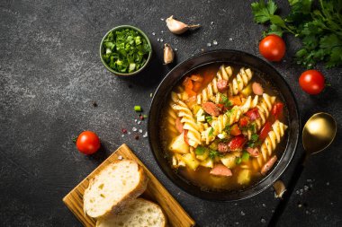 Makarna ve sosisli sebze çorbası..