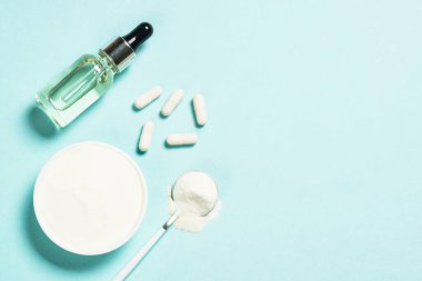 Kolajen tozu, kapsüller ve serum mavi renkte..