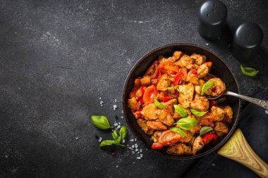 Siyah üzerine domates soslu sebzeli tavuk eti..