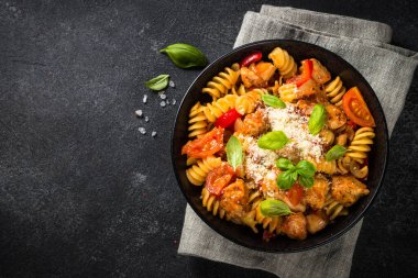 Sebzeli makarnalı tavuk..