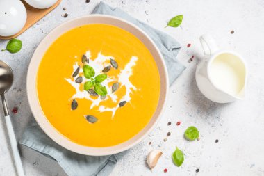 Beyaz masada kremalı balkabağı çorbası.