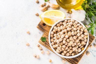 Mutfak masasındaki beyaz kasede nohut..