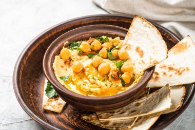 Zeytinyağlı humus ve açık mutfak masasında kırmızı biber..