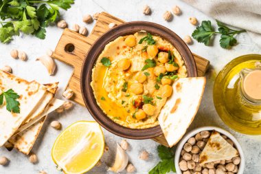 Zeytinyağlı humus ve açık mutfak masasında kırmızı biber..