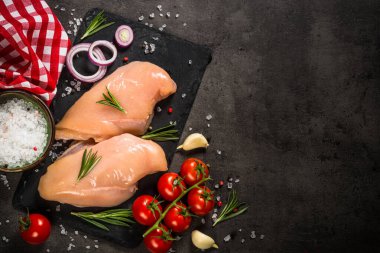 Siyah masada baharatlı tavuk filetosu..