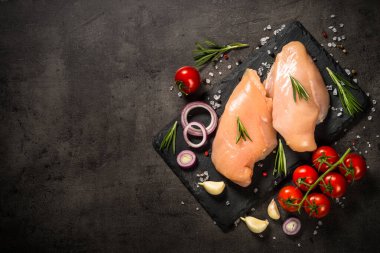 Siyah masada baharatlı tavuk filetosu..