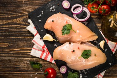 Tahta masada baharatlı tavuk filetosu..