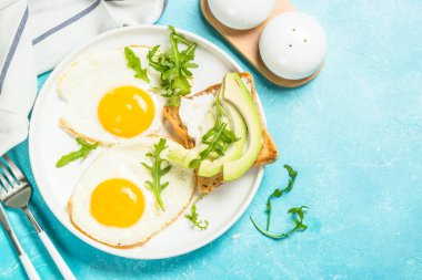 Yumurta, tost ve salatalı sağlıklı kahvaltı..