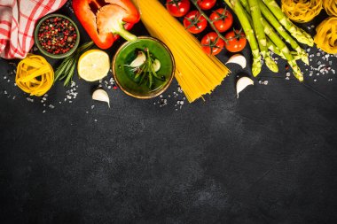 Siyah masa görünümünde yemek pişirme arka planı.