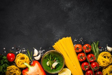 Siyah masa görünümünde yemek pişirme arka planı.