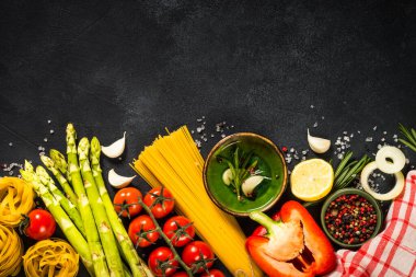 Siyah masa görünümünde yemek pişirme arka planı.