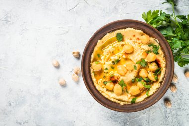 Zeytinyağlı humus ve açık mutfak masasında kırmızı biber..