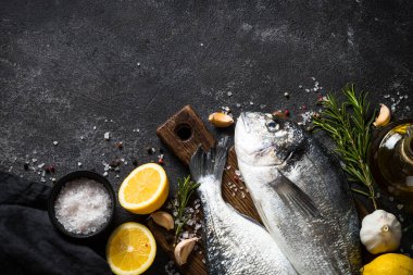 Siyah taş masada taze balık dorado..