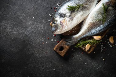 Siyah taş masada taze balık dorado..