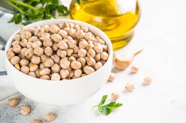 Mutfak masasındaki beyaz kasede nohut..