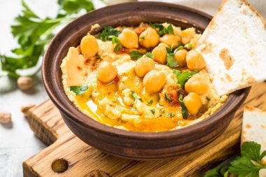 Zeytinyağlı humus ve açık mutfak masasında kırmızı biber..